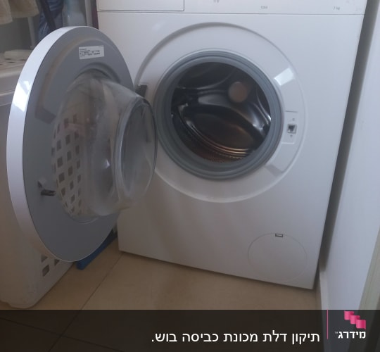מכונת כביסה עם דלת פתוחה ותצוגה דיגיטלית